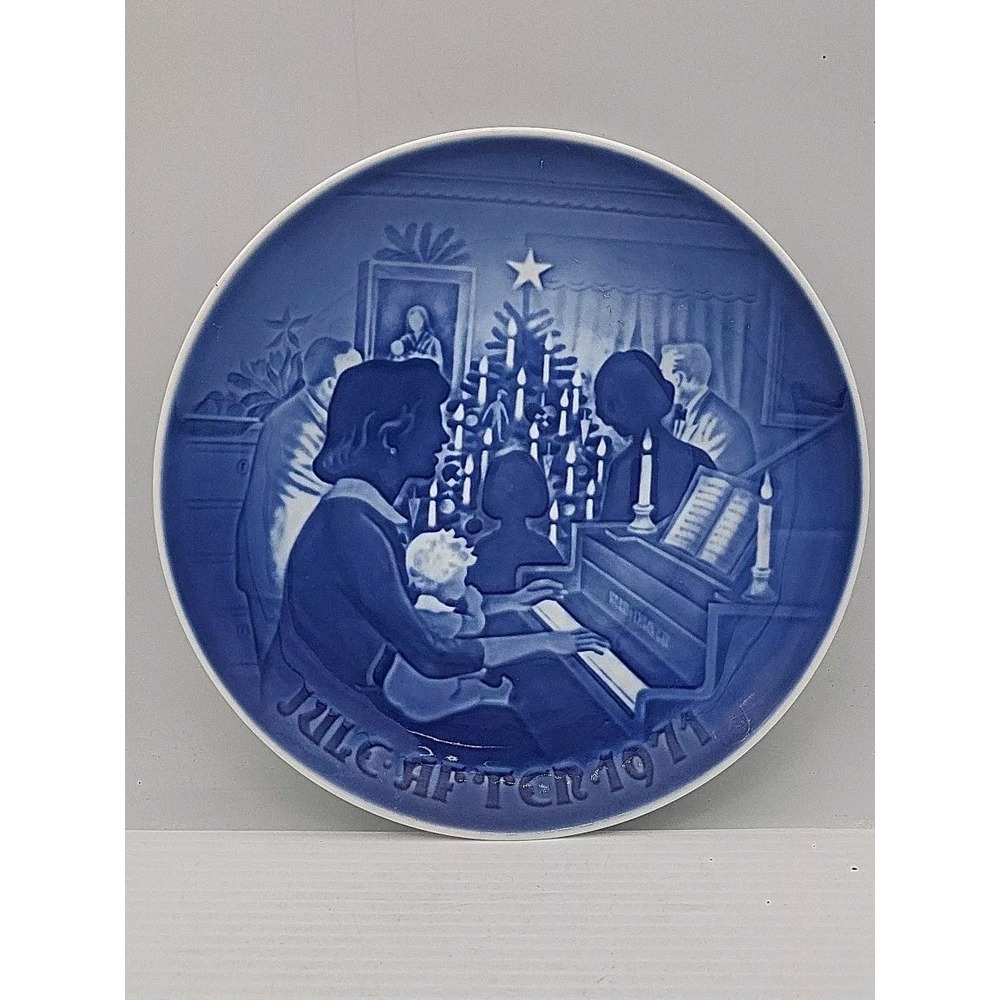 Bing & Grondahl B&G Denmark 1971 Christmas Plate Christmas at Home 8000/9071